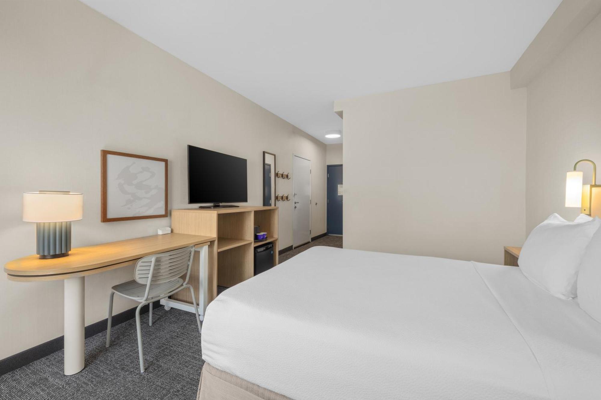 Spark By Hilton Bakersfield Central Room photo