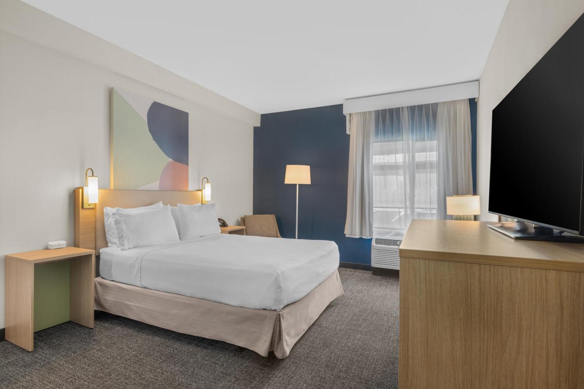 Spark By Hilton Bakersfield Central Room photo