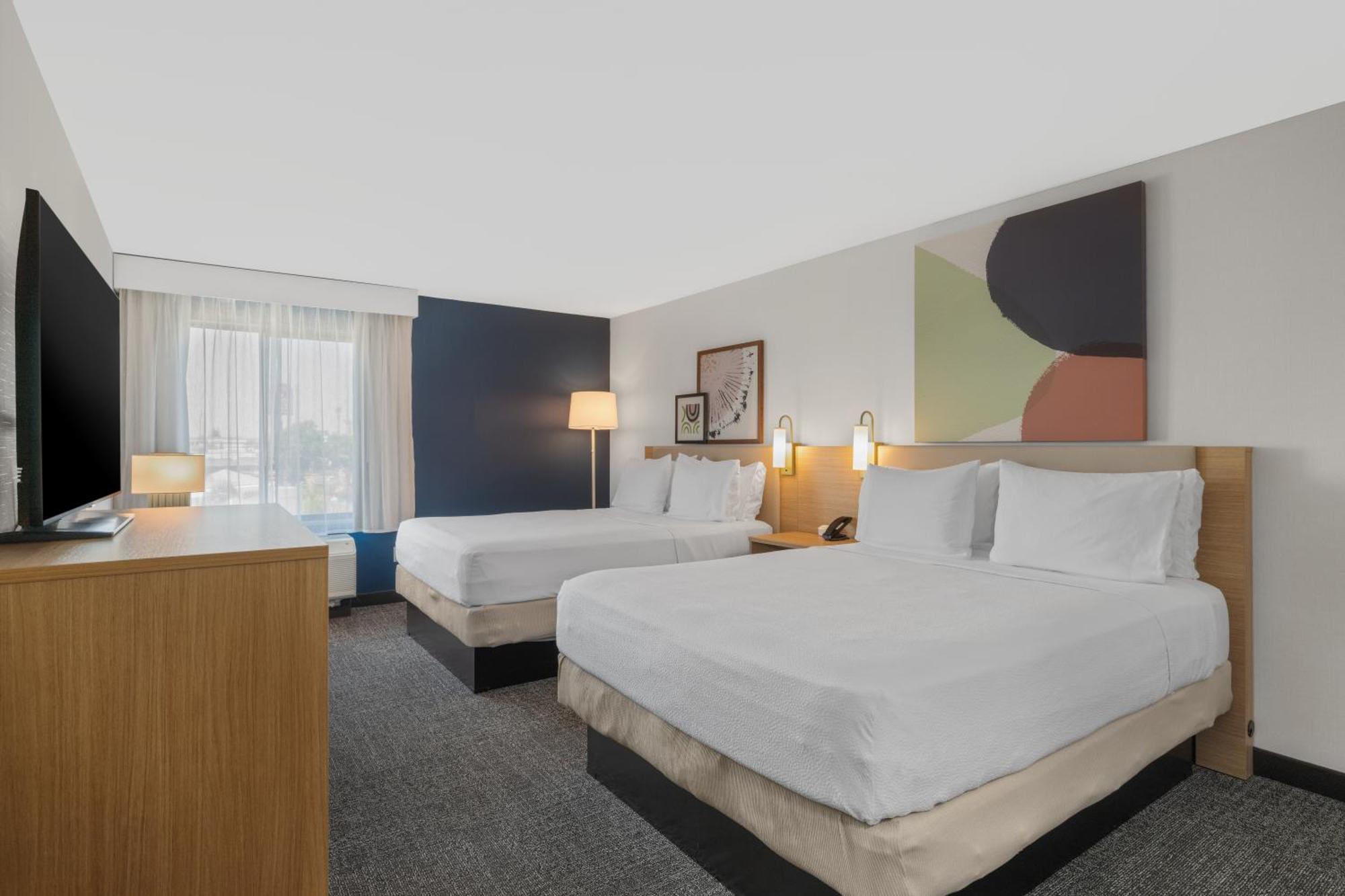 Spark By Hilton Bakersfield Central Room photo