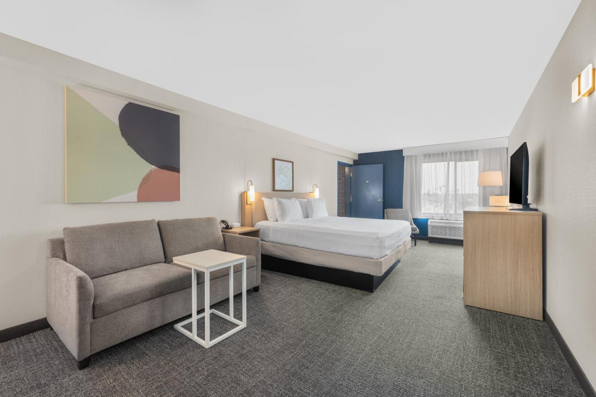 Spark By Hilton Bakersfield Central Room photo