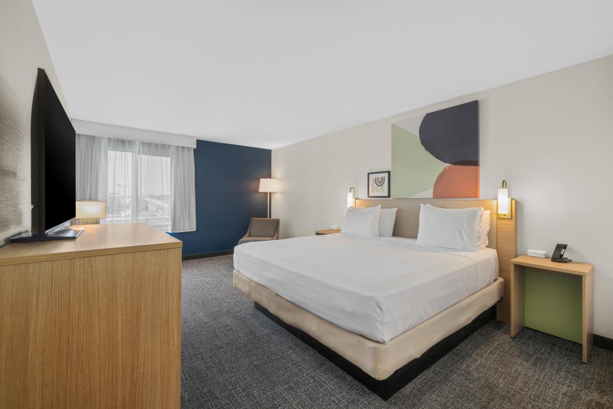 Spark By Hilton Bakersfield Central Room photo