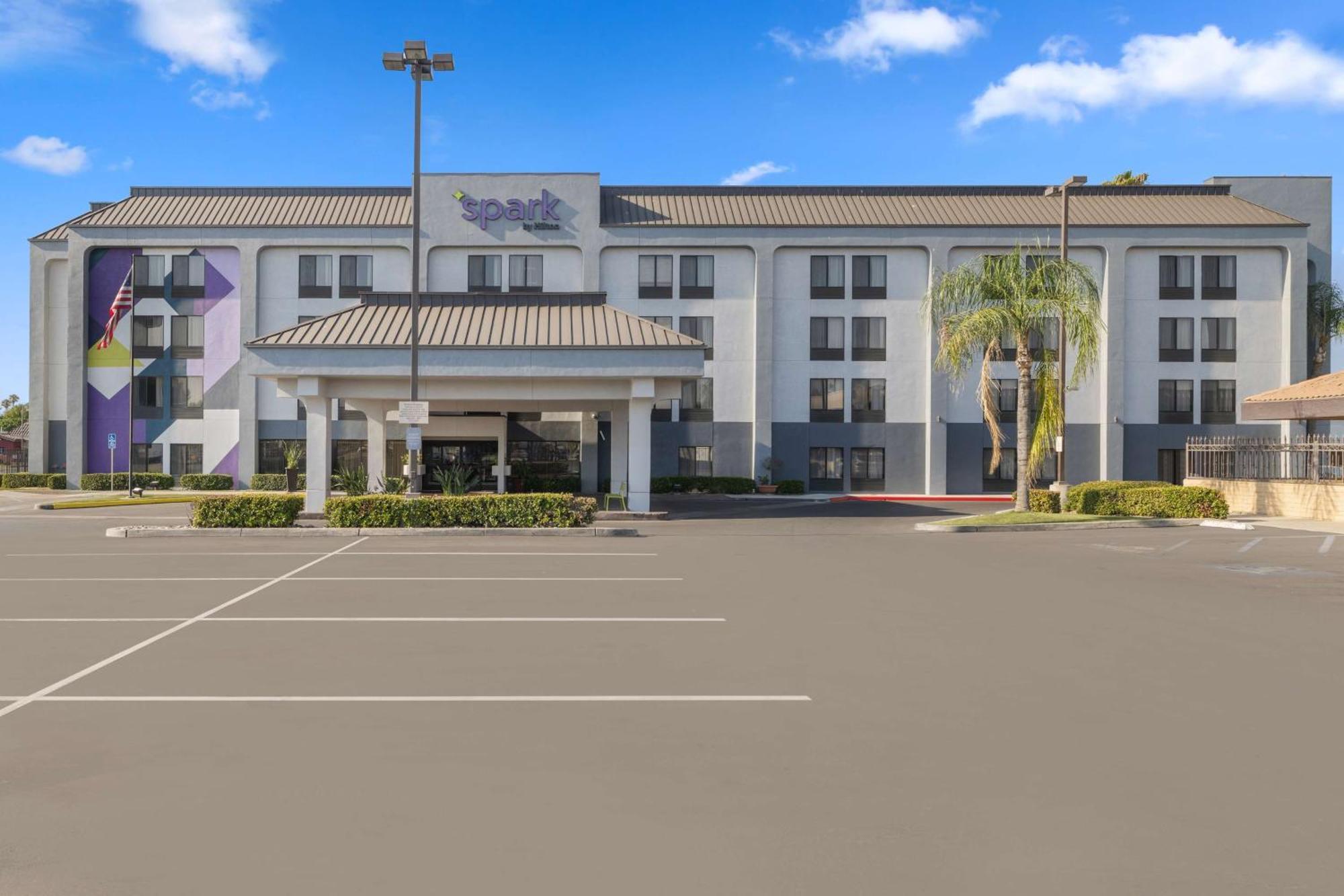 Spark By Hilton Bakersfield Central Exterior photo