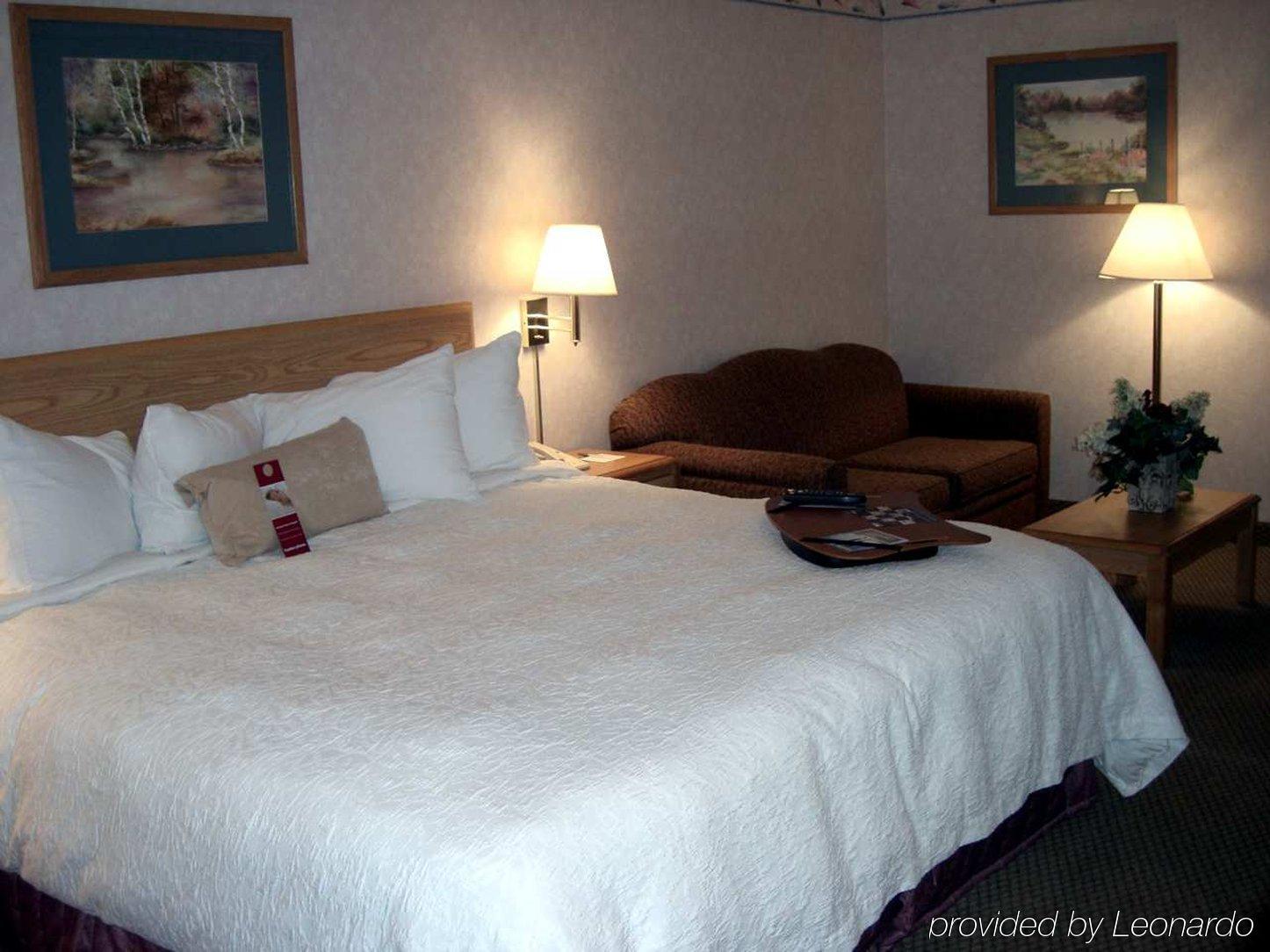 Spark By Hilton Bakersfield Central Room photo